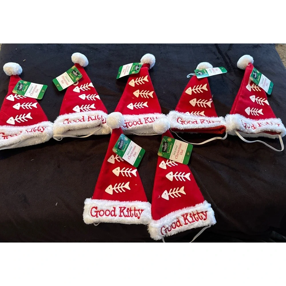 7 Christmas hats for cats